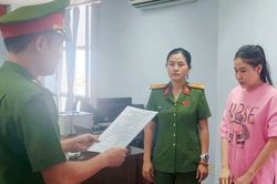 Nữ nhân viên bán ô tô nhận tiền đặt cọc của khách rồi mang đi trả nợ