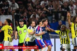 Ăn mừng khiêu khích, Guendouzi bị cầu thủ và nhân viên Lyon vây đánh