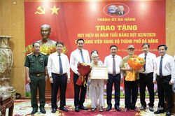 Thường trực Ban Bí thư trao Huy hiệu 80 năm tuổi Đảng cho đảng viên lão thành Đà Nẵng