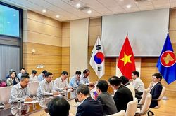 Bộ trưởng Lê Mạnh Hùng làm việc với Đại sứ quán Việt Nam tại Hàn Quốc