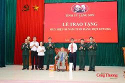 Đại tướng Phan Văn Giang trao Huy hiệu 80 năm tuổi Đảng cho đảng viên lão thành tỉnh Lạng Sơn