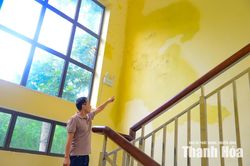 Trường học 14 tỉ đồng vừa đưa vào sử dụng 7 tháng đã thấm nước, nứt tường