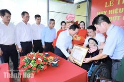 Trưởng Ban Tuy&ecirc;n gi&aacute;o Trung ương Trịnh Văn Quyết trao tặng Huy hiệu 80 năm tuổi Đảng cho 3 đảng vi&ecirc;n l&atilde;o th&agrave;nh tại tỉnh Thanh H&oacute;a