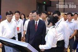 Đại biểu tham quan khu trưng b&agrave;y sản phẩm tại Hội nghị đối thoại với doanh nghiệp năm 2026