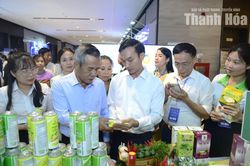 B&iacute; thư Tỉnh ủy L&ecirc; Đức Th&aacute;i tham quan khu trưng b&agrave;y sản phẩm tại Hội nghị đối thoại với doanh nghiệp năm 2026