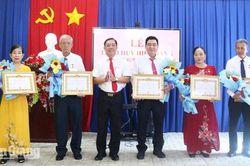 20 đảng vi&ecirc;n x&atilde; Cần Đăng được trao tặng Huy hiệu Đảng