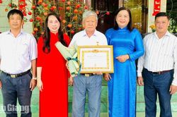 X&atilde; Định Mỹ v&agrave; Vĩnh Trạch trao Huy hiệu Đảng cho 41 đảng vi&ecirc;n