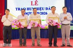 Xã Nhơn Mỹ trao Huy hiệu Đảng cho 45 đảng viên