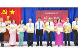 Phú Tân trao Huy hiệu Đảng cho 103 đảng viên