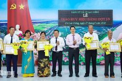 C&ugrave; Lao Gi&ecirc;ng trao Huy hiệu Đảng cho 32 đảng vi&ecirc;n