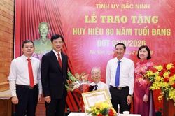 Trưởng Ban Tổ chức Trung ương Nguyễn Duy Ngọc trao Huy hiệu cho đảng vi&ecirc;n 80 năm tuổi Đảng tại Bắc Ninh