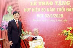 Trưởng Ban Tổ chức Trung ương Nguyễn Duy Ngọc trao Huy hiệu cho đảng vi&ecirc;n 80 năm tuổi Đảng tại Bắc Ninh