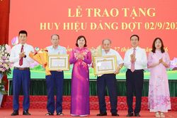 Ph&oacute; Chủ tịch Thường trực HĐND tỉnh Trần Thị Hằng dự Lễ trao tặng Huy hiệu Đảng tại phường Đồng Nguy&ecirc;n