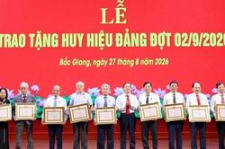 Chủ tịch UBND tỉnh Phạm Ho&agrave;ng Sơn dự Lễ trao tặng Huy hiệu Đảng đợt 2/9 tại phường Bắc Giang