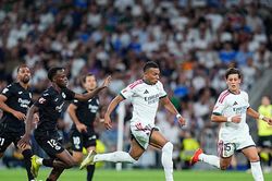 Kylian Mbappe lập hat-trick đẳng cấp giúp Real Madrid đè bẹp Real Sociedad với tỷ số 4-1