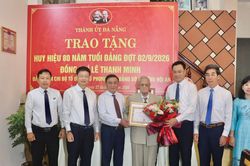 Thường trực Ban Bí thư Trần Cẩm Tú trao Huy hiệu 80 năm tuổi Đảng cho đảng viên Lê Thanh Minh