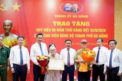 Thường trực Ban B&iacute; thư Trần Cẩm T&uacute; trao Huy hiệu 80 năm tuổi Đảng tại Đ&agrave; Nẵng