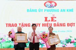 C&aacute;c địa phương trao Huy hiệu Đảng cho đảng vi&ecirc;n đợt 2/9