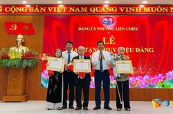 Các địa phương trao Huy hiệu Đảng cho đảng viên đợt 2/9