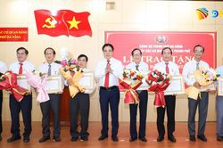 Đảng ủy C&aacute;c cơ quan Đảng th&agrave;nh phố Đ&agrave; Nẵng trao Huy hiệu Đảng đợt 2/9