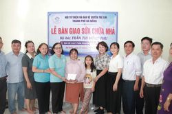 Bàn giao nhà sửa chữa mới cho hộ nghèo phường An Khê