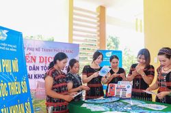 Triển khai chiến dịch 'Mỗi phụ nữ dân tộc thiểu số - Một tài khoản số' tại xã Đông Giang