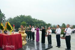 L&atilde;nh đạo th&agrave;nh phố Đồng Nai viếng Nghĩa trang Liệt sĩ B&igrave;nh Phước