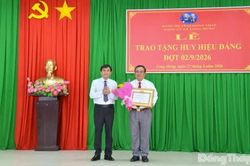 Đồng ch&iacute; Nguyễn Văn Mười trao Huy hiệu Đảng tại x&atilde; Long Hưng