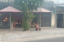 Phóng hỏa đốt nhà rồi ôm người phụ nữ đứng giữa đám cháy để tự sát
