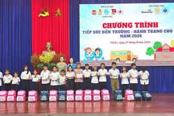 Phường Pleiku trao 85 suất học bổng, tiếp sức học sinh kh&oacute; khăn đến trường