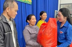 Khánh thành công trình “Thắp sáng đường quê” và tặng quà cho người dân, học sinh nghèo phường Ayun Pa
