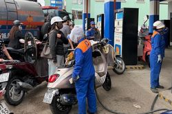 Gi&aacute; xăng, dầu c&ugrave;ng giảm nhẹ từ chiều 27-8