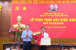 Trao tặng Huy hiệu 30 năm tuổi Đảng cho Ph&oacute; Chủ tịch Thường trực UBND tỉnh Nguyễn Tuấn Thanh