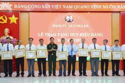 Đảng ủy x&atilde; Cam L&acirc;m tổ chức trao Huy hiệu Đảng cho 108 đảng vi&ecirc;n