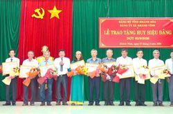 Đảng ủy x&atilde; Kh&aacute;nh Vĩnh tổ chức trao Huy hiệu Đảng cho 13 đảng vi&ecirc;n