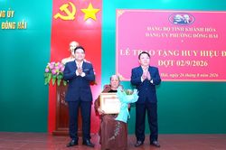 Đảng ủy phường Đông Hải tổ chức trao Huy hiệu Đảng cho 38 đảng viên