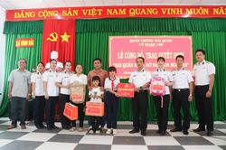 Lữ đoàn 189 trao quyết định nhận đỡ đầu con ngư dân