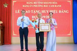 Đảng ủy phường Bắc Cam Ranh trao Huy hiệu Đảng cho 121 đảng vi&ecirc;n
