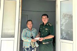 Thượng úy Biên phòng trao trả tài sản đánh rơi cho người dân trên đảo Bích Đầm