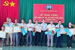 Đảng ủy x&atilde; Phước Hữu trao Huy hiệu Đảng cho 14 đảng vi&ecirc;n