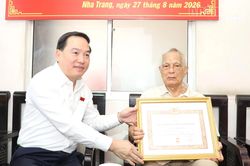 Ph&oacute; B&iacute; thư Thường trực Tỉnh ủy Hồ Xu&acirc;n Trường trao Huy hiệu 60 năm tuổi Đảng cho đồng ch&iacute; Nguyễn Thiết H&ugrave;ng