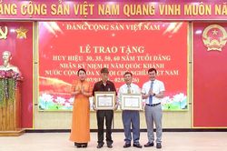 Đảng ủy x&atilde; Bắc Ninh H&ograve;a trao tặng Huy hiệu Đảng cho 34 đảng vi&ecirc;n