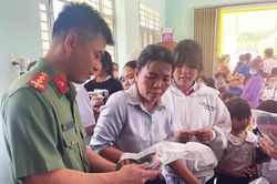 Tặng sách, đồng phục cho học sinh có hoàn cảnh khó khăn xã Diên Thọ