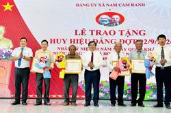 Đảng ủy xã Nam Cam Ranh tổ chức trao Huy hiệu Đảng cho 5 đảng viên