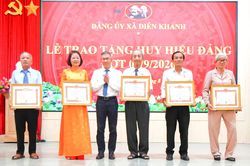 Đảng ủy xã Diên Khánh trao Huy hiệu Đảng đợt 2-9 cho 56 đảng viên