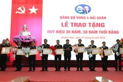 Đảng bộ V&ugrave;ng 4 Hải qu&acirc;n trao Huy hiệu Đảng cho 30 đảng vi&ecirc;n