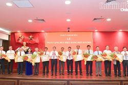 Ban Thường vụ Tỉnh ủy Kh&aacute;nh H&ograve;a tổ chức lễ trao tặng Huy hiệu Đảng cho c&aacute;c đồng ch&iacute; nguy&ecirc;n l&atilde;nh đạo tỉnh