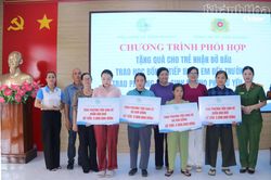 Trao 60 suất học bổng, quà cho học sinh và phụ nữ có hoàn cảnh khó khăn ở xã Diên Khánh