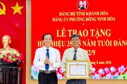 Đảng ủy phường Đông Ninh Hòa tổ chức trao Huy hiệu Đảng cho 30 đảng viên