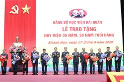 Đảng ủy Học viện Hải quân tổ chức Lễ trao Huy hiệu 35 năm, 30 năm tuổi Đảng